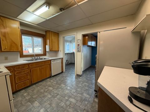 Tiny photo for 2210 Wantland Avenue, Klamath Falls, OR 97601 (MLS # 220212424)
