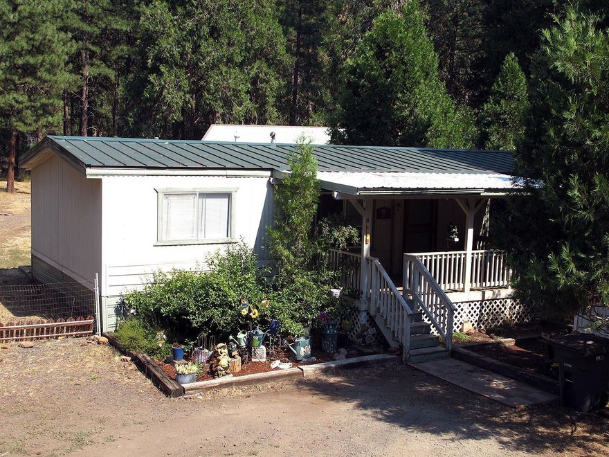 This over 1300 sq foot home on over 1 acre is located in Keno almost at the end of the street on a cul-de-sac. There are 3 bedrooms and 2 baths plus a den. The many built ins throughout the home will remain in the sale. The bathrooms are totally remodeled with solid surface vanity tops and hickory vanity and floors. The kitchen has new custom cabinets and solid surface Corrian type countertops with new stainless appliances. Even the laundry has hickory wood floors and the brand new washer and dryer are included.