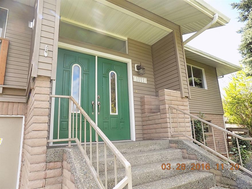 large secluded home on a half acre lot in town. All this with an in ground pool a few yards from Riverside park boat ramp. Home has many upgrades and nice features and is so much for such a low price