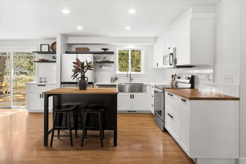 Tiny photo for 63634 Hunters Circle, Bend, OR 97701 (MLS # 220221306)