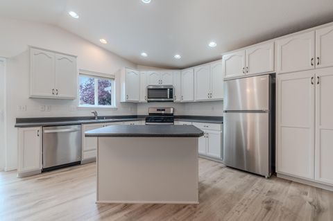 Tiny photo for 317 Jeanette Avenue, Medford, OR 97501 (MLS # 220211919)