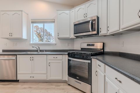 Tiny photo for 317 Jeanette Avenue, Medford, OR 97501 (MLS # 220211919)