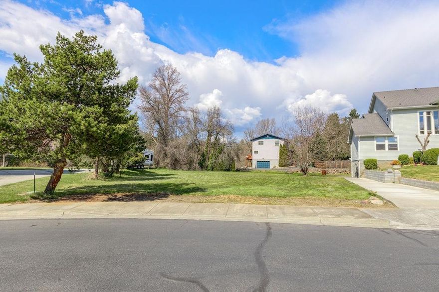 Level .20 acre buildable lot on Creek View Lane. This is the last available lot in an established neighborhood; private street with city water and sewer utilities at the curb. Sidewalk and driveway approach are in. It's ready to build your dream home! HOA fees are $50 per/month, which cover water meter readings and street maintenance. Buyers to perform their own due diligence on approved property uses.