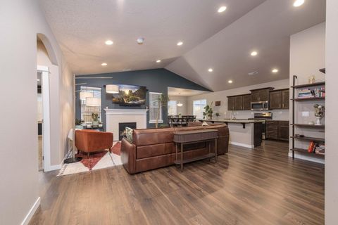 Tiny photo for 3812 SW Pumice Place, Redmond, OR 97756 (MLS # 220212804)