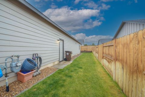 Tiny photo for 3812 SW Pumice Place, Redmond, OR 97756 (MLS # 220212804)