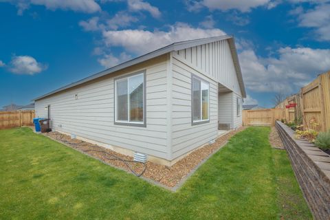 Tiny photo for 3812 SW Pumice Place, Redmond, OR 97756 (MLS # 220212804)