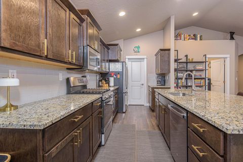 Tiny photo for 3812 SW Pumice Place, Redmond, OR 97756 (MLS # 220212804)