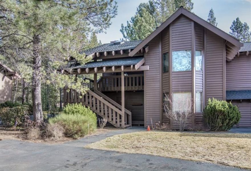 Own 6 weeks usage in a deeded co-ownership in a downstairs unit at the Ridge! Charming unit with new counter tops in the kitchen, bathrooms and wet bar, a cozy rock fireplace, spacious master suite with Jacuzzi tub. Ridge amenities include a pool, hot tub, tennis court and recreation room. Fully furnished!