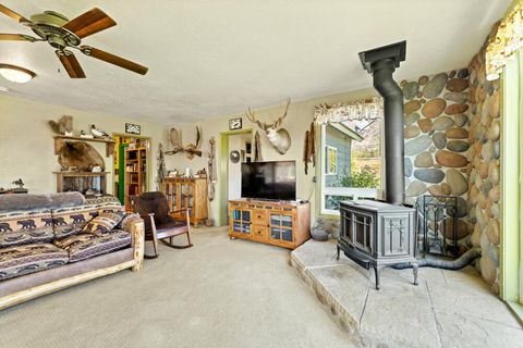 Tiny photo for 10403 Matney Way, Klamath Falls, OR 97603 (MLS # 220216413)