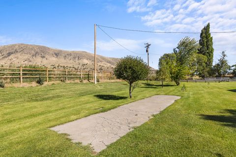 Tiny photo for 10403 Matney Way, Klamath Falls, OR 97603 (MLS # 220216413)