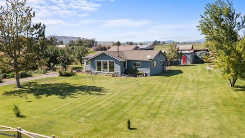 Tiny photo for 10403 Matney Way, Klamath Falls, OR 97603 (MLS # 220216413)