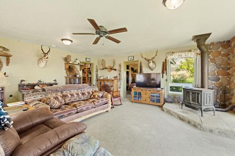 Tiny photo for 10403 Matney Way, Klamath Falls, OR 97603 (MLS # 220216413)