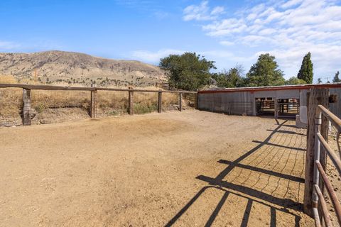 Tiny photo for 10403 Matney Way, Klamath Falls, OR 97603 (MLS # 220216413)
