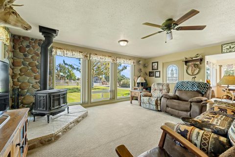 Tiny photo for 10403 Matney Way, Klamath Falls, OR 97603 (MLS # 220216413)