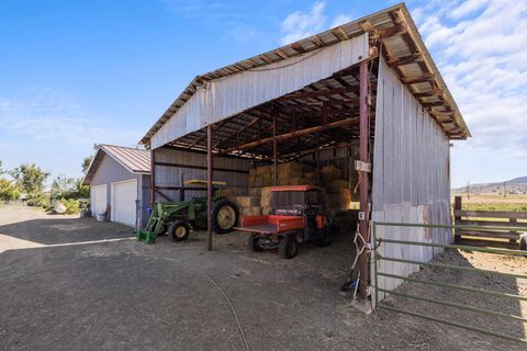 Tiny photo for 10403 Matney Way, Klamath Falls, OR 97603 (MLS # 220216413)