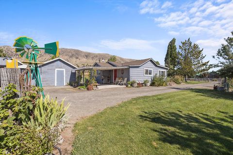 Tiny photo for 10403 Matney Way, Klamath Falls, OR 97603 (MLS # 220216413)