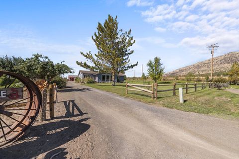 Tiny photo for 10403 Matney Way, Klamath Falls, OR 97603 (MLS # 220216413)