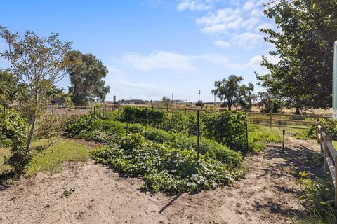 Tiny photo for 10403 Matney Way, Klamath Falls, OR 97603 (MLS # 220216413)