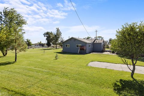 Tiny photo for 10403 Matney Way, Klamath Falls, OR 97603 (MLS # 220216413)