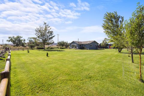 Tiny photo for 10403 Matney Way, Klamath Falls, OR 97603 (MLS # 220216413)