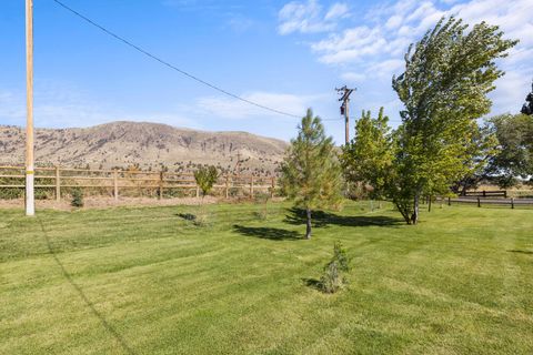 Tiny photo for 10403 Matney Way, Klamath Falls, OR 97603 (MLS # 220216413)