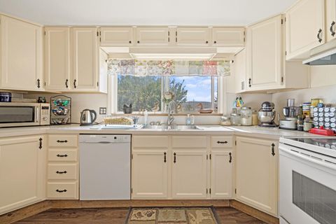 Tiny photo for 10403 Matney Way, Klamath Falls, OR 97603 (MLS # 220216413)