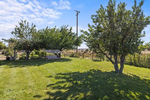 Tiny photo for 10403 Matney Way, Klamath Falls, OR 97603 (MLS # 220216413)
