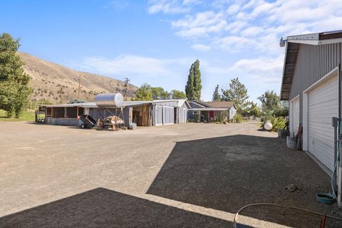 Tiny photo for 10403 Matney Way, Klamath Falls, OR 97603 (MLS # 220216413)