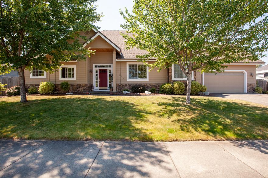 Located in the Grants Pass Golf Course community...ride your cart to the golf course.      Open floor plan. granite countertops in the kitchen.  Primary suite has jetted tub and walk-in shower. Very large bedrooms.  Tall ceilings with crown molding. Covered patio great for entertaining.  This home is very nice and priced to sell.