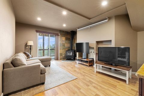 Tiny photo for 6447 Jake Road, Klamath Falls, OR 97601 (MLS # 220215605)