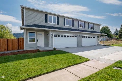 Photo of 167 SE Champagne Court #361202, Grants Pass, OR 97527 (MLS # 220228981)