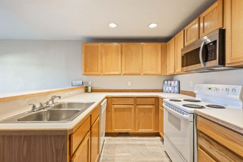 Tiny photo for 1464 SW 16th Street, Redmond, OR 97756 (MLS # 220212749)