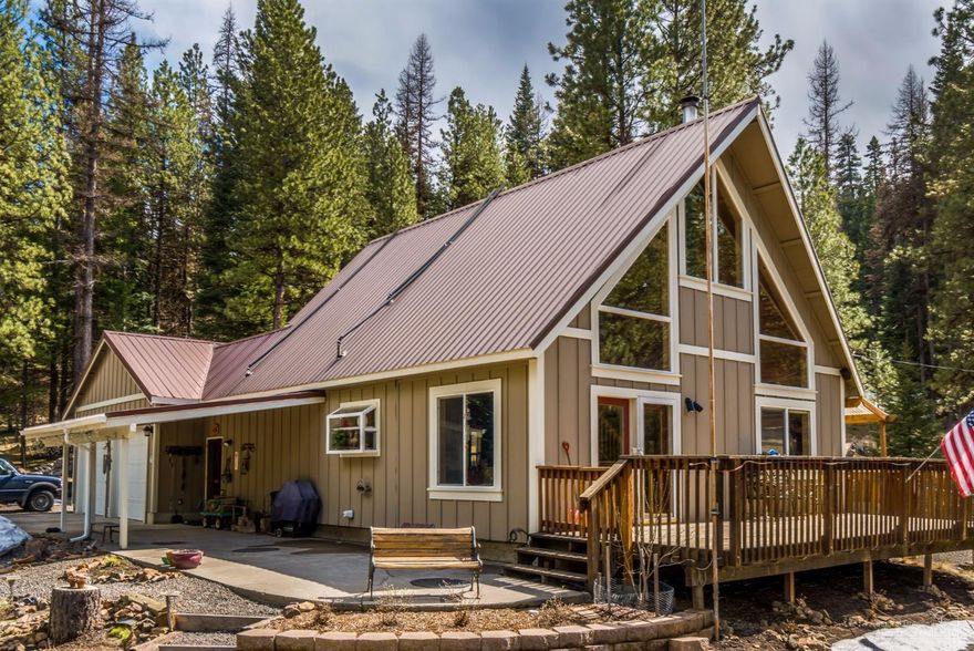 Forest & Lake! Home borders NF w/access to Mark's Lake w/1000s of ac's of Forest out your gate. Year-round recreation. Ski,snow-mobile,hunt,hike,ATV's to Walton Lake to camp & fish & 2 miles from Bandit Springs Sno-Park. 30 mins to dining, entertainment and shops. Prineville has it all. The home's a cozy 1558SF, 2 bed open floor plan & ceiling to floor windows that invite the beauty of the outdoors into your living room and loft. A fire pit, breezeway & deck for entertaining or tranquility. 2 lots 1.41 ac's