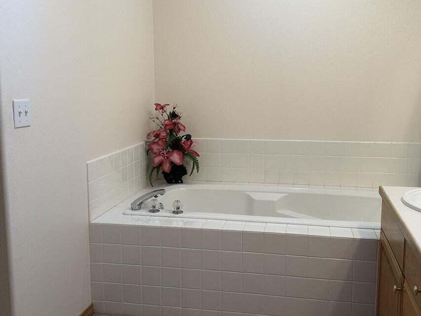 Picture for the property 220217878, 3 beds, 2 baths