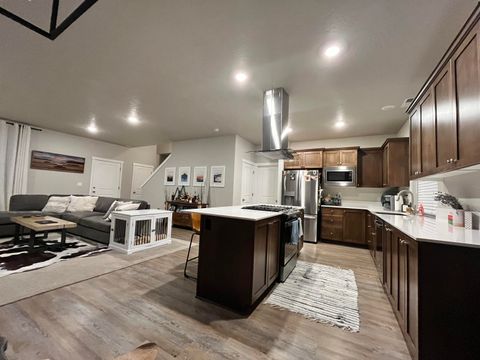 Tiny photo for 335 NW Par Avenue, Madras, OR 97741 (MLS # 220213121)