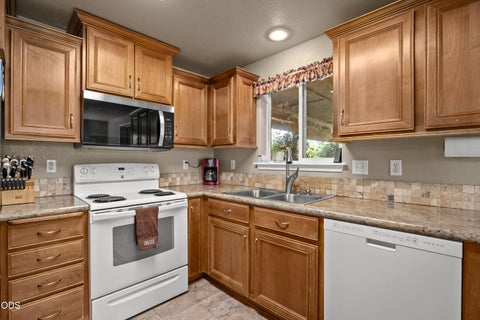 Tiny photo for 2872 Galaxy Way, Grants Pass, OR 97527 (MLS # 220223393)