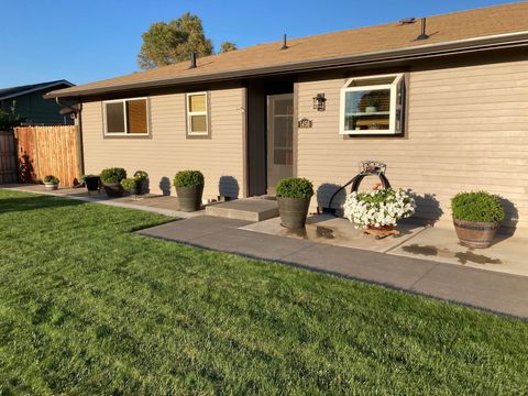 Photo of 1456 SW 17th Street SW, Redmond, OR 97756 (MLS # 220215576)