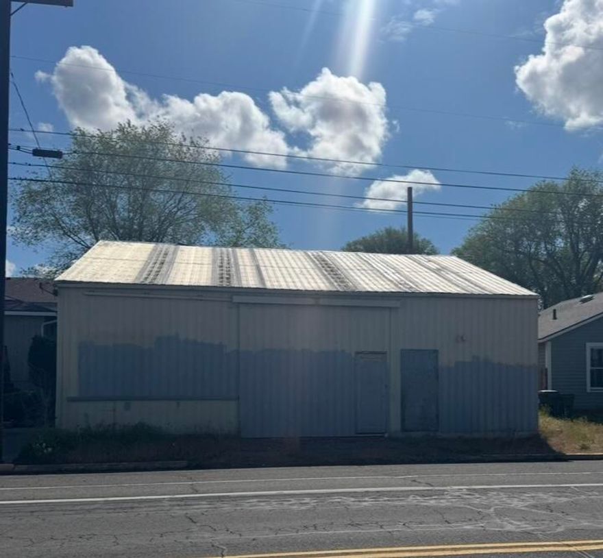 Commerical shop building now available in the C2 zoning.  1 large shop access door with plenty of work space.  Bathroom and extra carport style storage in the back of the shop.  Storage/office room as well as bathroom area.  Excellent location in the downtown area, within close proximity to the Sahalee Park where the summer Saturday market is hosted, as well as city parades.