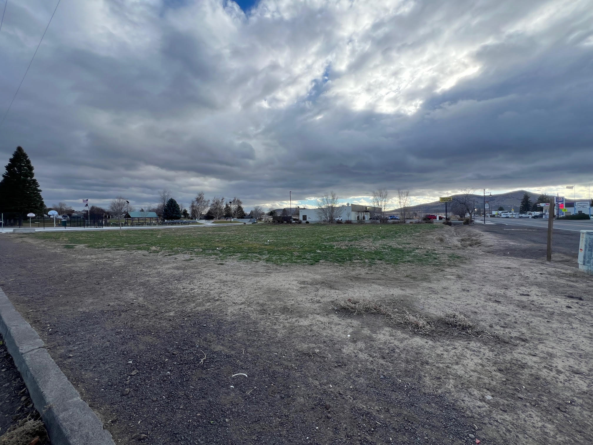 Lake Billy Chinook E - Commercial Sale