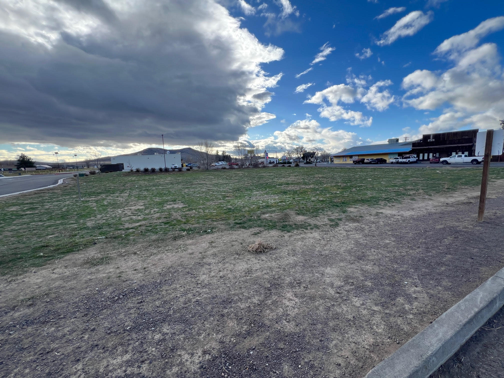 Lake Billy Chinook E - Commercial Sale