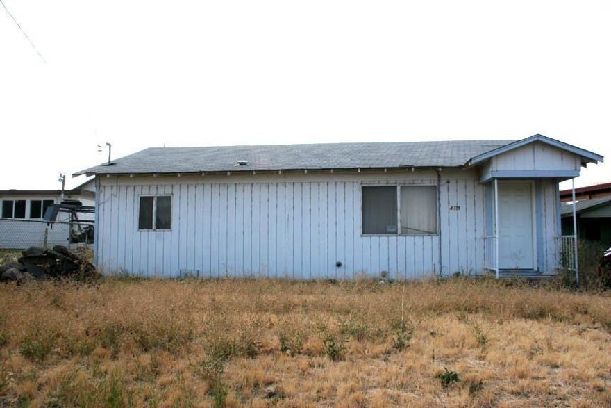Nice two bedroom home in Stewart Lennox. Large livingroom and dining, kitchen area. It has an over sized one car garage with room for a shop. The back yard is fenced. Conveniently located near highway 97, 140 and 66. Local Bus line is available.