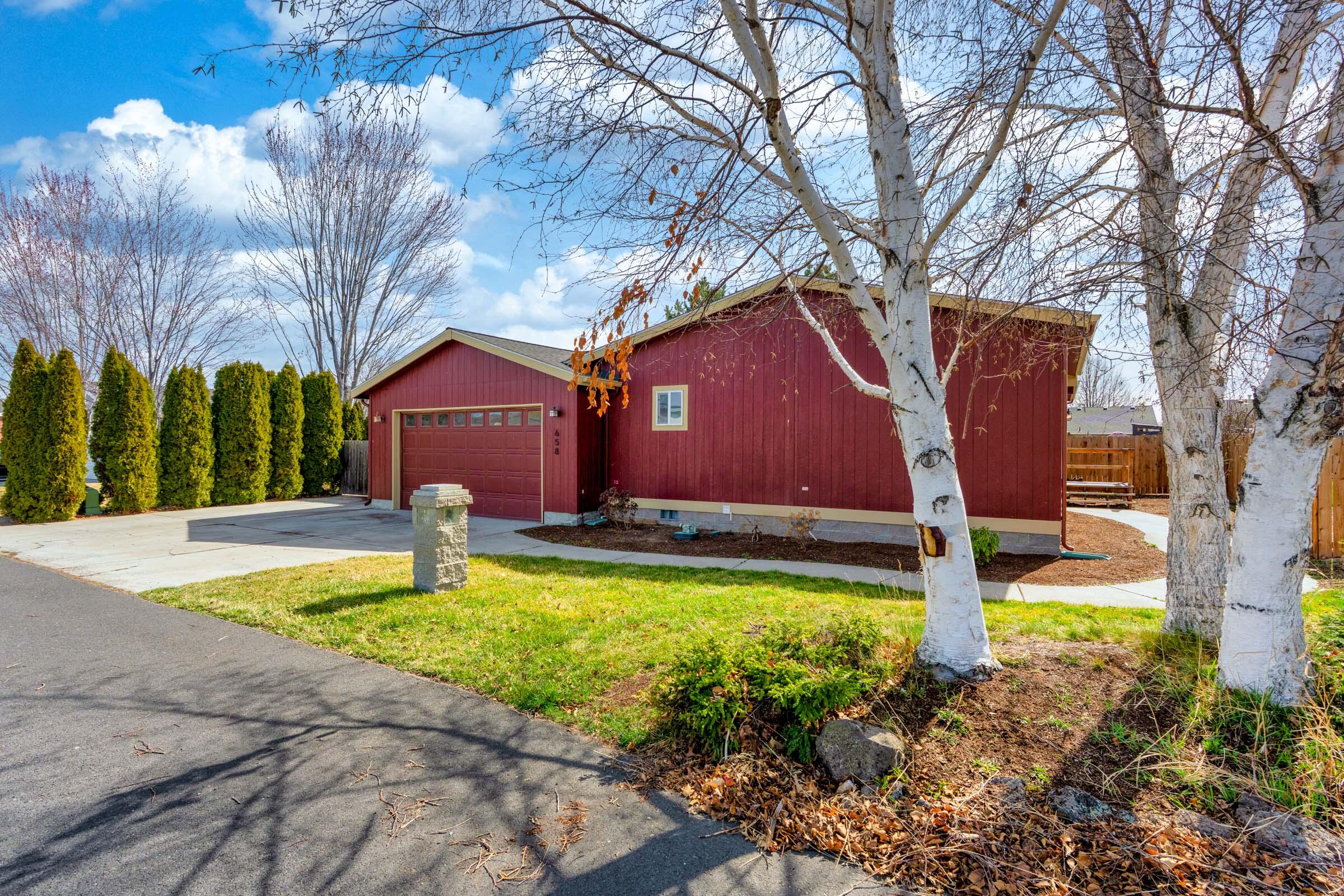 658 NE Shoshone Drive