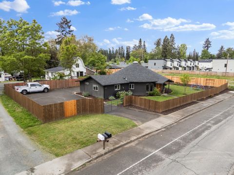 Tiny photo for 1027 SE M St, Grants Pass, OR 97526 (MLS # 220219824)