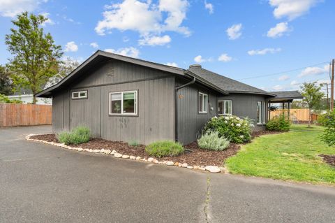 Tiny photo for 1027 SE M St, Grants Pass, OR 97526 (MLS # 220219824)