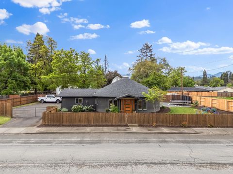 Photo of 1027 SE M St, Grants Pass, OR 97526 (MLS # 220219824)