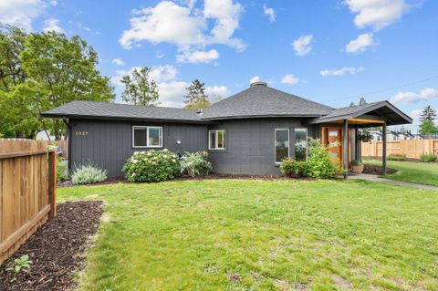 Tiny photo for 1027 SE M St, Grants Pass, OR 97526 (MLS # 220219824)