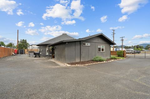 Tiny photo for 1027 SE M St, Grants Pass, OR 97526 (MLS # 220219824)