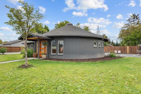 Tiny photo for 1027 SE M St, Grants Pass, OR 97526 (MLS # 220219824)