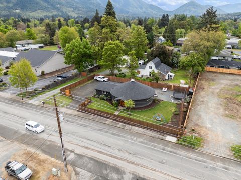Tiny photo for 1027 SE M St, Grants Pass, OR 97526 (MLS # 220219824)