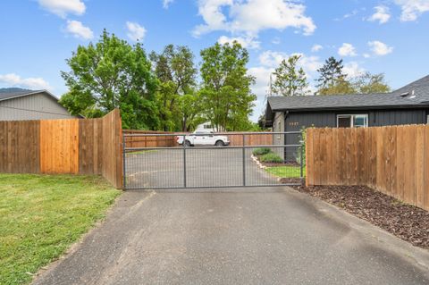 Tiny photo for 1027 SE M St, Grants Pass, OR 97526 (MLS # 220219824)